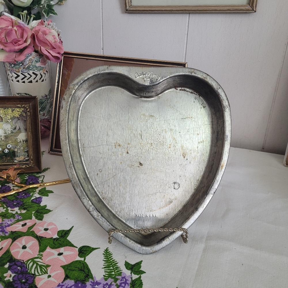 Vintage Heart-Shaped Aluminum Cake Pan - Silver